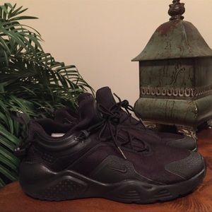 Nike Air Huarache City Move Women’s Sneakers